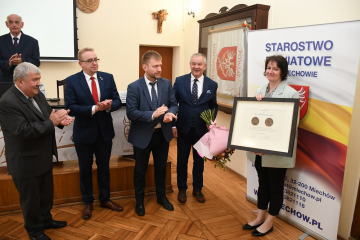 Sesja Powiatowa w Dniu Samorządu Terytorialnego z medalem, życzeniami i sprawami drogowymi w tle